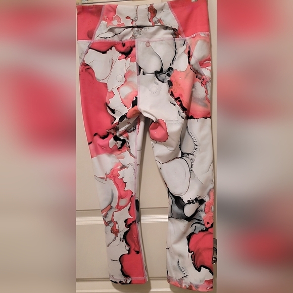 Under Armour HeatGear Pink Grey White Printed Crop Leggings - Picture 2 of 5